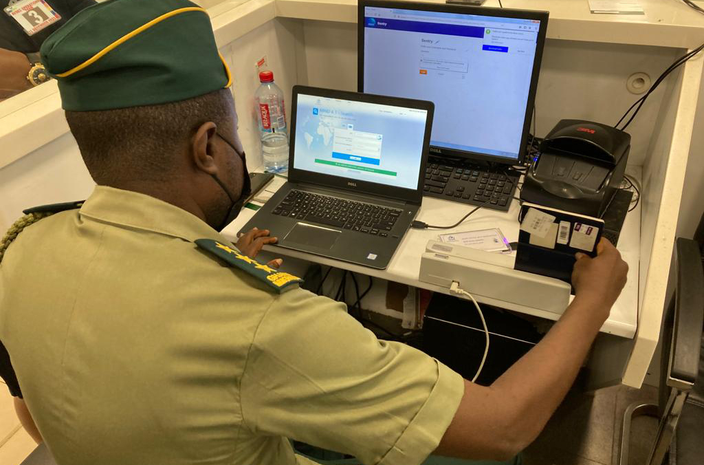Agentes de diversos servicios encargados de la aplicación de la ley fueron destacados al aeropuerto de Accra, donde realizaron cerca de 33 000 comprobaciones en las bases de datos de INTERPOL.
